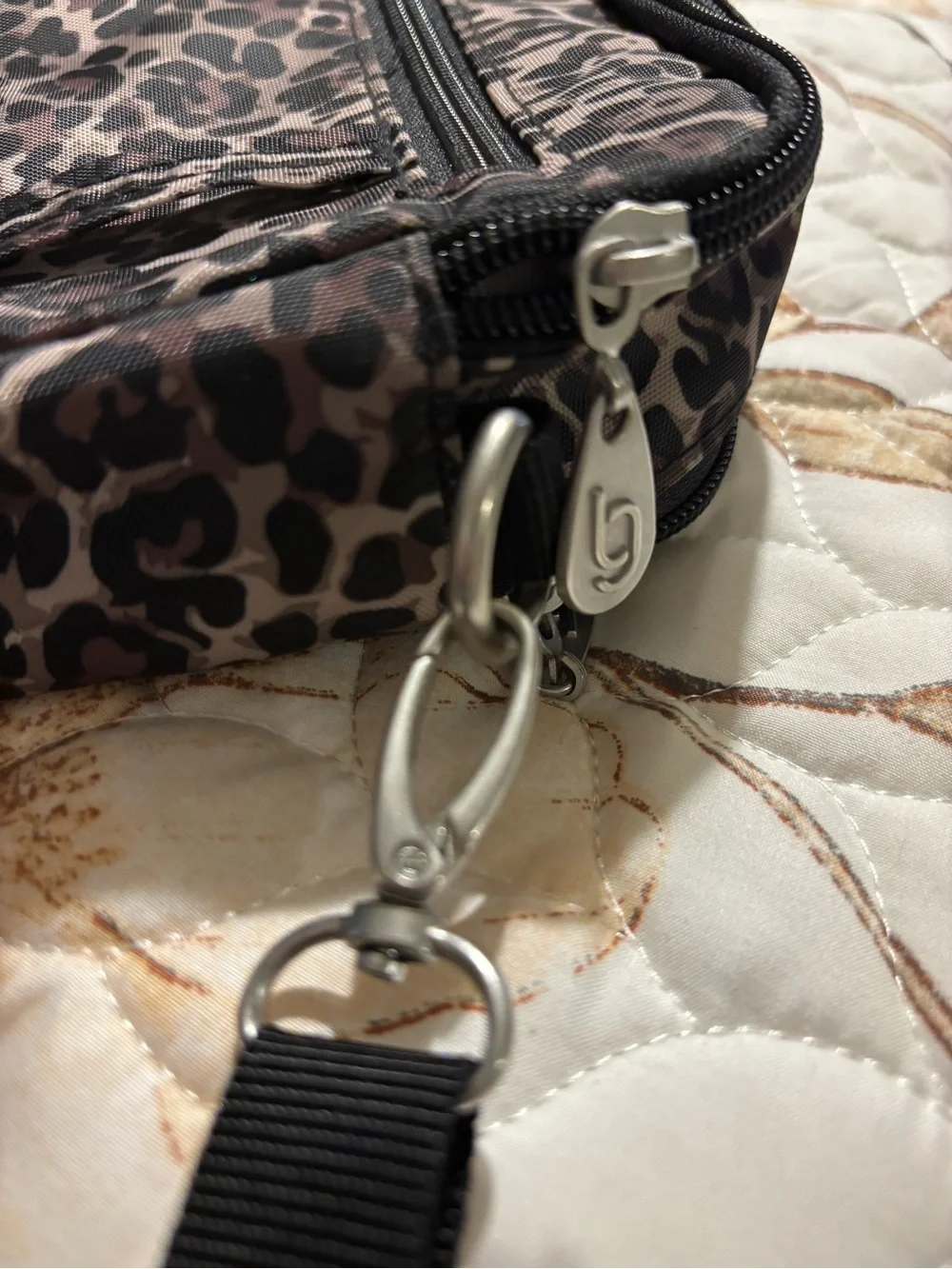 Like new Leopard Print Crossbody Shoulder Bag in Brown, black, belt straps,
